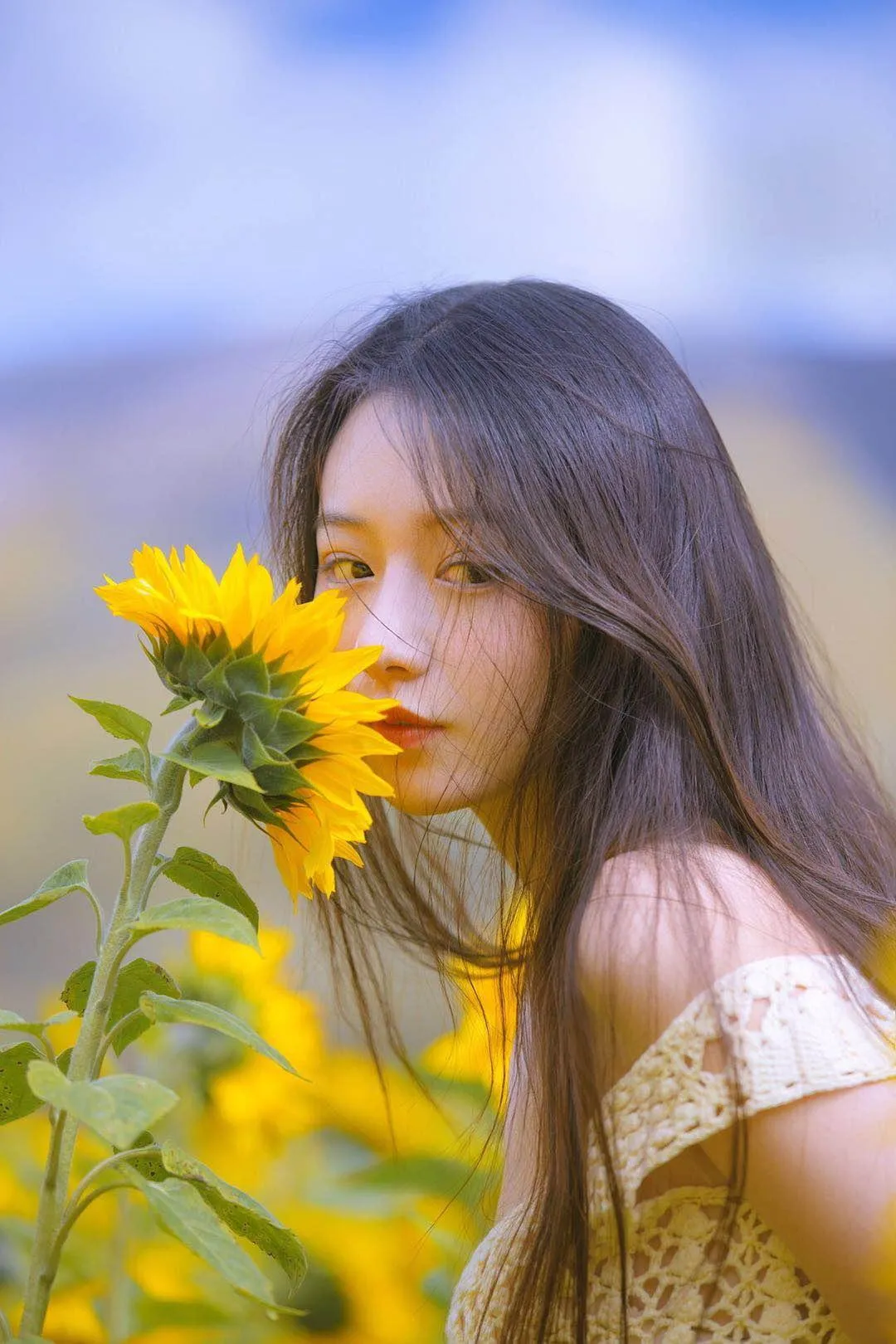 解锁花海人像拍照姿势,简单易学的7个姿势,帮你拍出高质量作品插图2 解锁花海人像拍照姿势,简单易学的7个姿势,帮你拍出高质量作品插图2