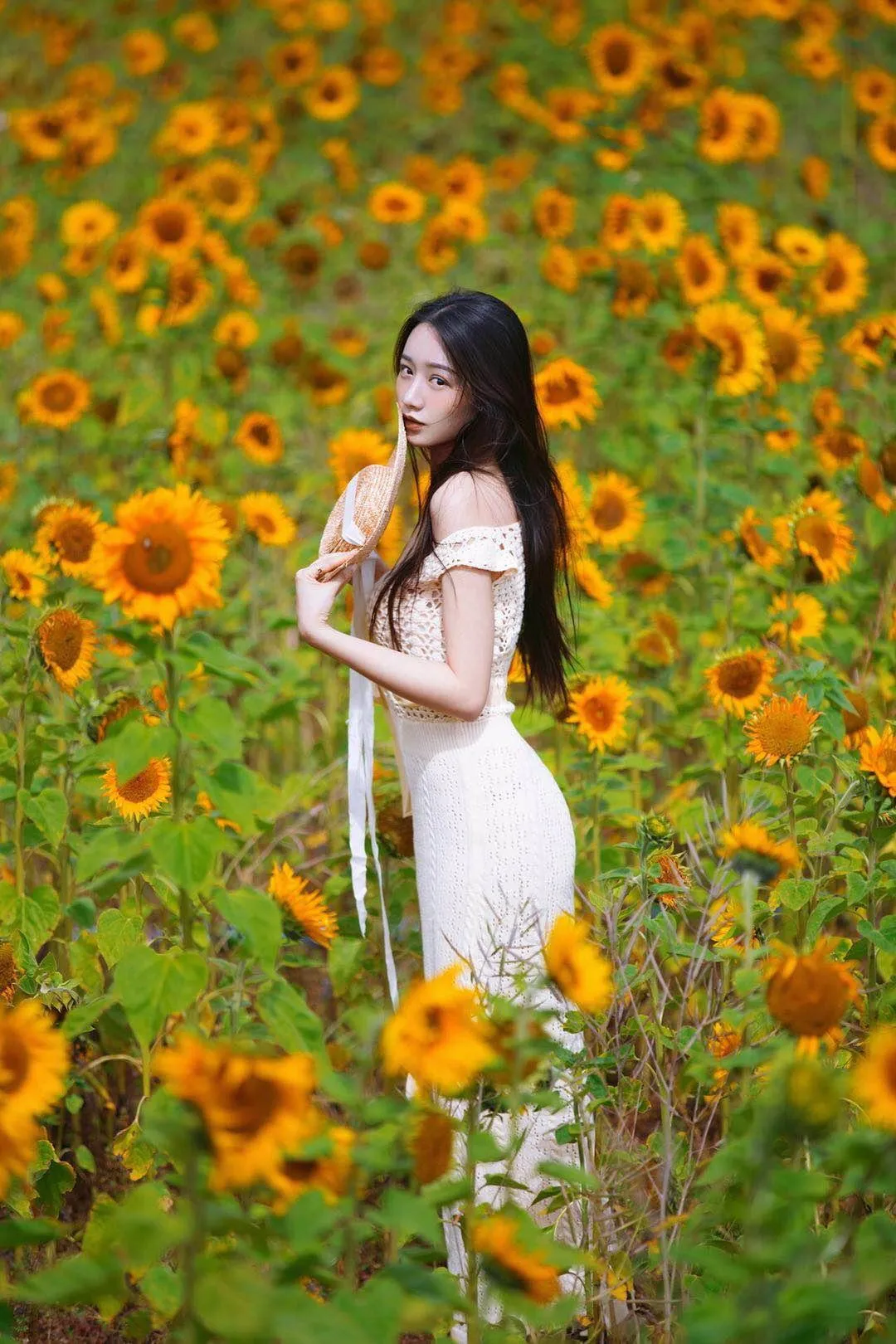 解锁花海人像拍照姿势,简单易学的7个姿势,帮你拍出高质量作品插图7 解锁花海人像拍照姿势,简单易学的7个姿势,帮你拍出高质量作品插图7