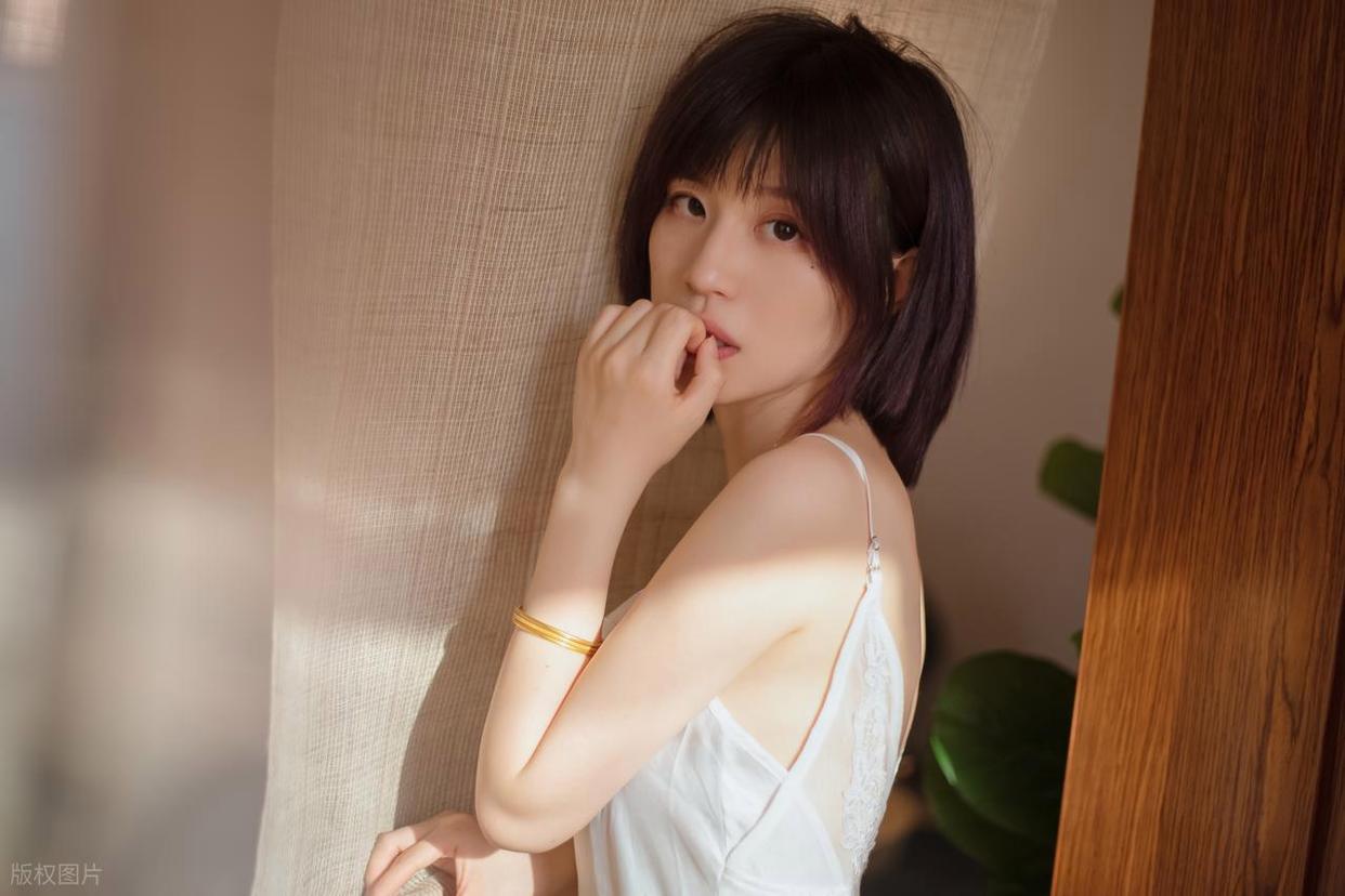 摄影师私藏秘籍:5招解锁模特天然少女感,告别“花瓶式”摆拍插图 摄影师私藏秘籍:5招解锁模特天然少女感,告别“花瓶式”摆拍插图