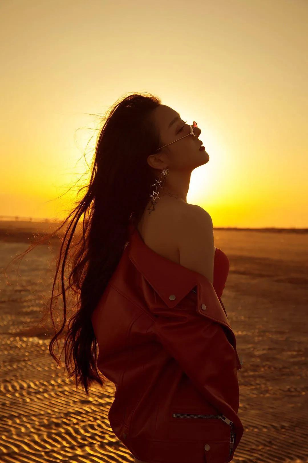 旅行拍照也有万能姿势,8个实用姿势,拍出漂亮旅行人像作品插图3 旅行拍照也有万能姿势,8个实用姿势,拍出漂亮旅行人像作品插图3