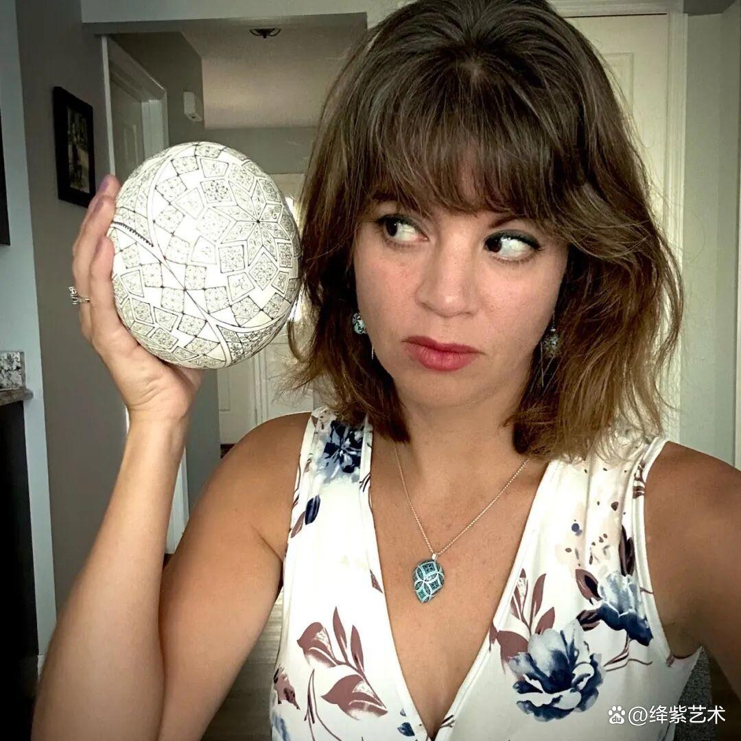 她用独特的“蛋画”技艺,将3毛钱的鸡蛋,变成3000元的艺术品插图1 她用独特的“蛋画”技艺,将3毛钱的鸡蛋,变成3000元的艺术品插图1