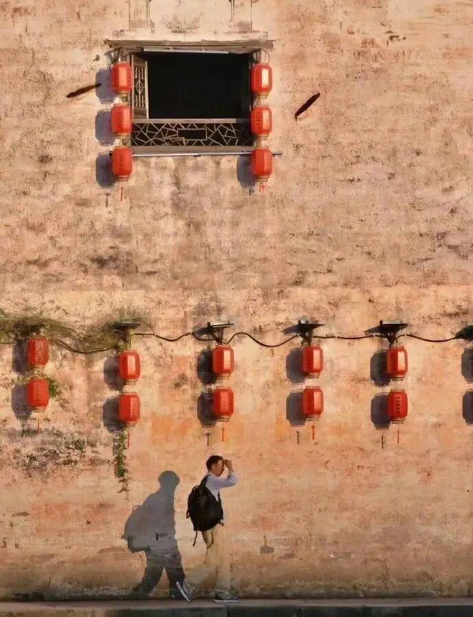 太巧了吧！20张现实中的“神级错位”，完全没修图却像特效插图16