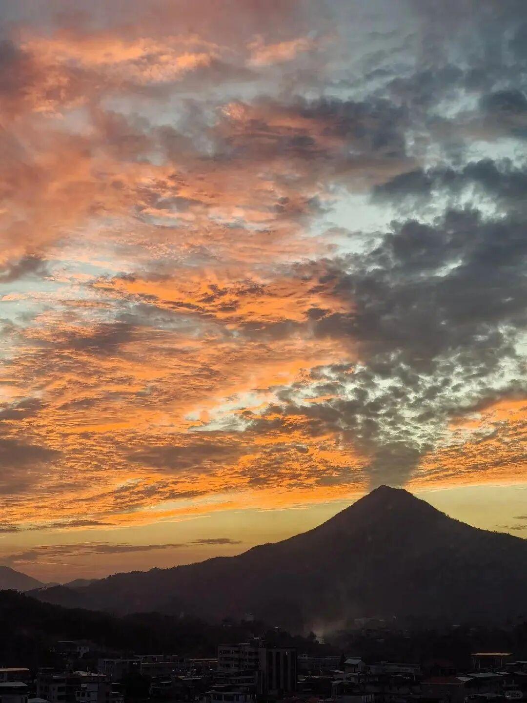 太巧了吧！20张现实中的“神级错位”，完全没修图却像特效插图17