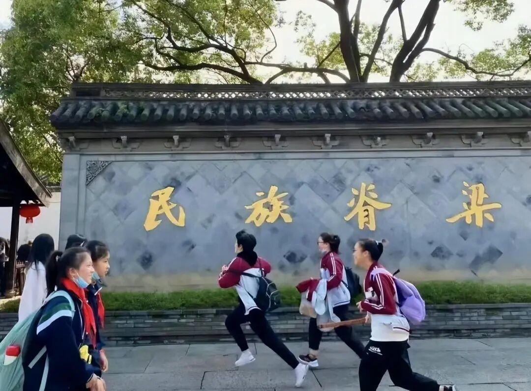 太巧了吧！20张现实中的“神级错位”，完全没修图却像特效插图15