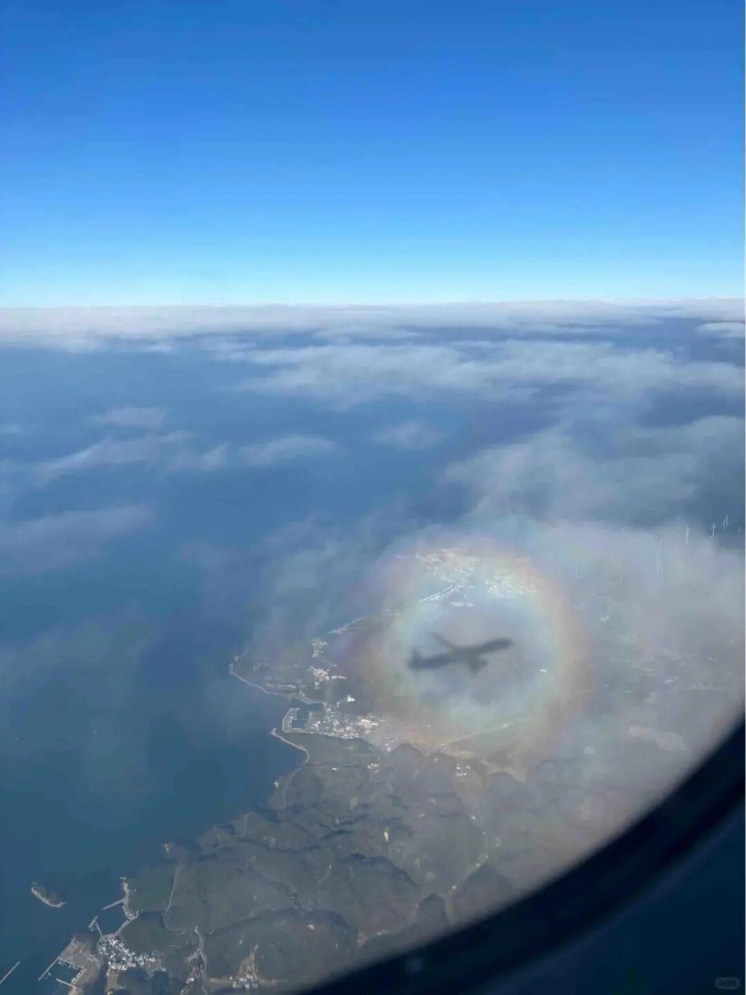太巧了吧！20张现实中的“神级错位”，完全没修图却像特效插图18