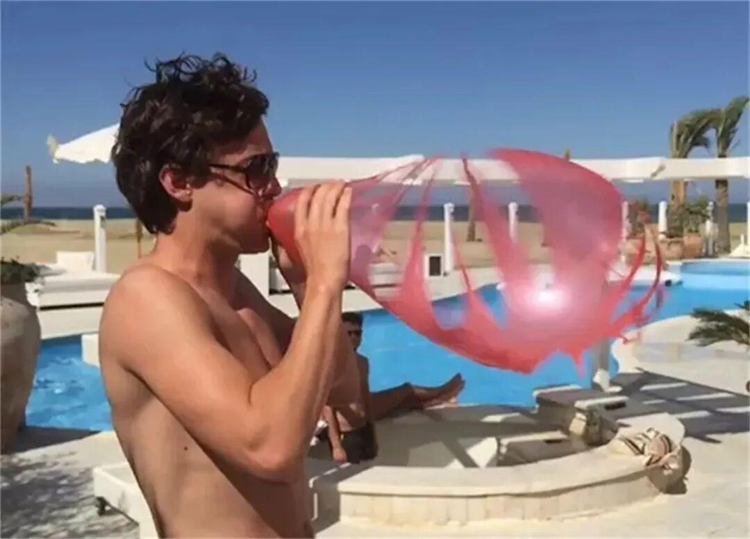 太巧了吧！20张现实中的“神级错位”，完全没修图却像特效插图5