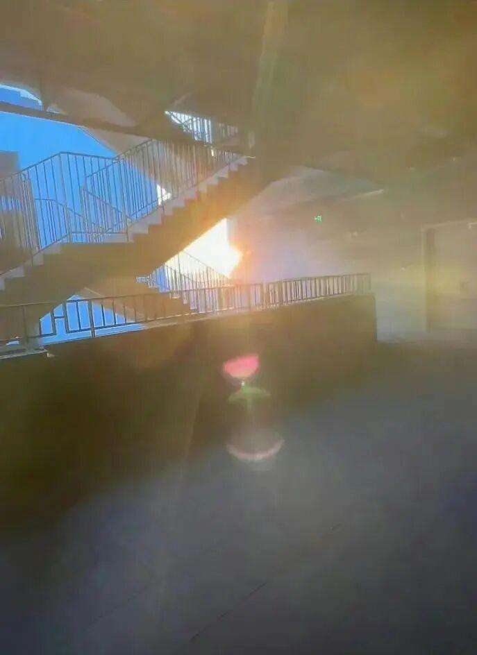 太巧了吧！20张现实中的“神级错位”，完全没修图却像特效插图11