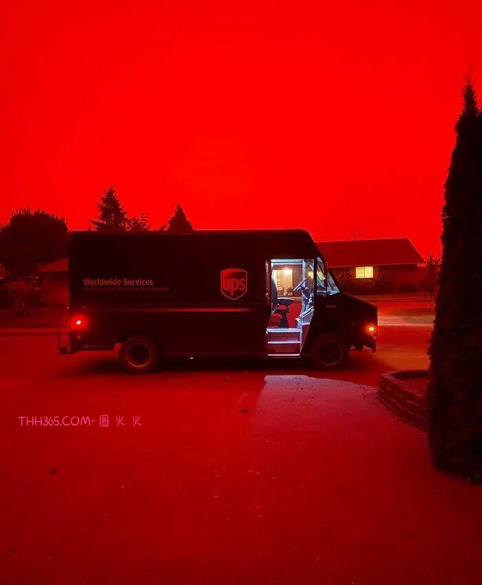 30张让人又敬畏又害怕的自然瞬间:风暴、火山、闪电,全是地球的“怒吼”插图28 30张让人又敬畏又害怕的自然瞬间:风暴、火山、闪电,全是地球的“怒吼”插图28