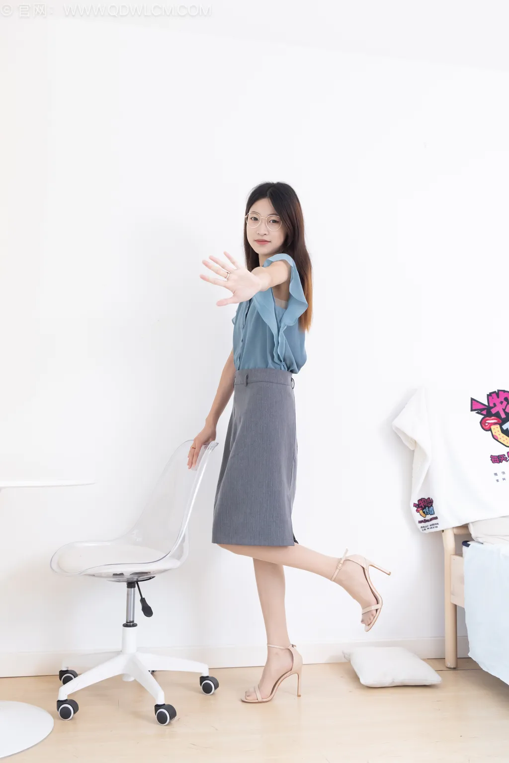 勿恋传媒 NO.2508 小夏-高跟鞋、薄肉丝、裸足[150P/1V/6.04GB]插图1