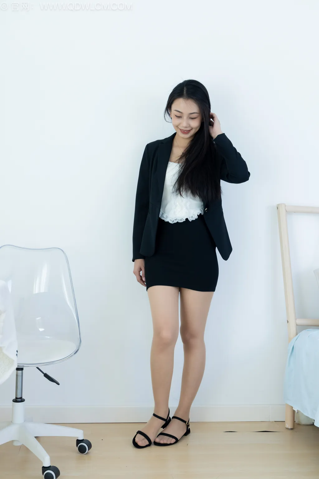 勿恋传媒 NO.2523 岚岚-低跟凉鞋、薄肉丝、ol至服[150P/1V/3.32GB]插图1