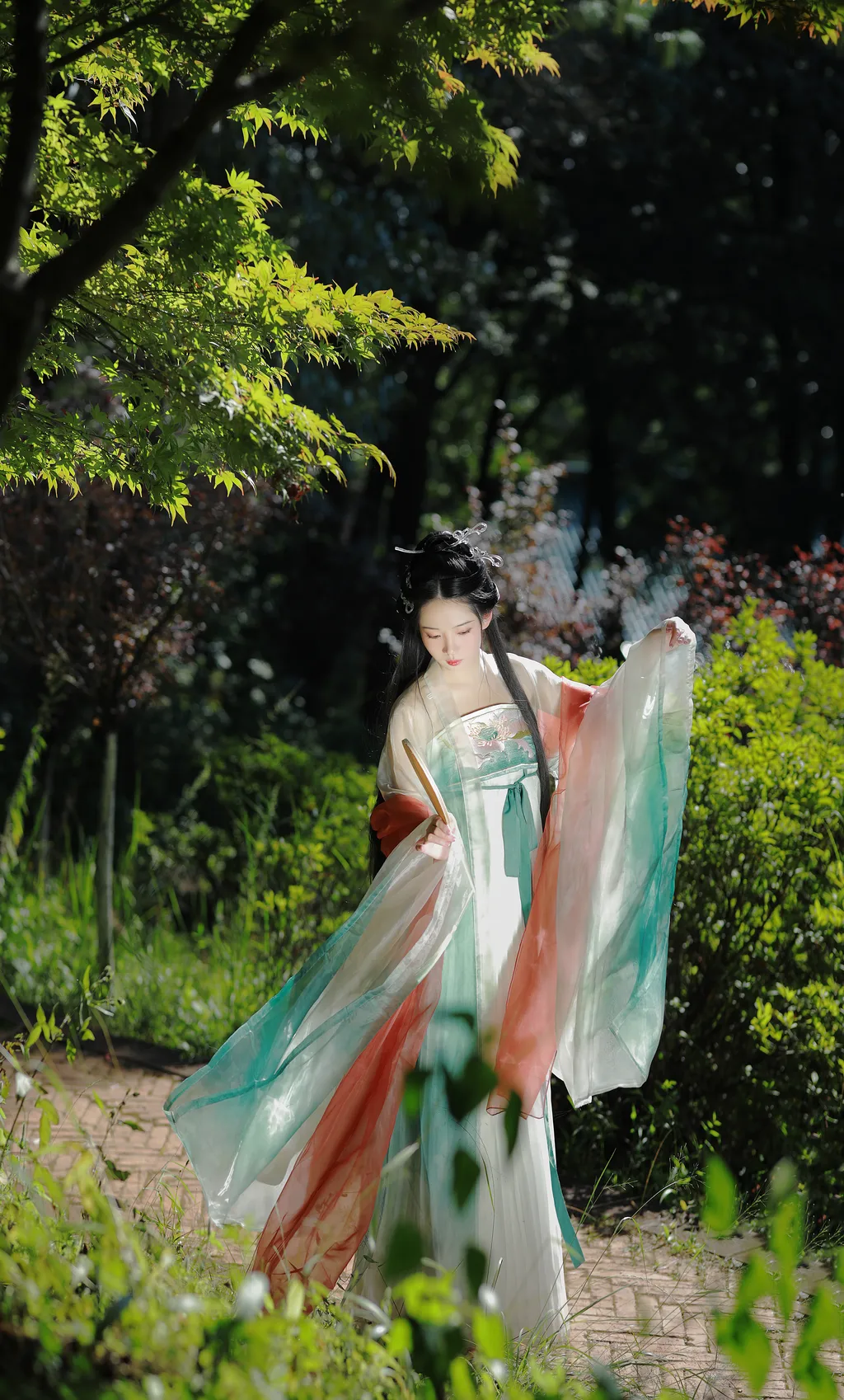 [YITUYU艺图语]2022.12.04 休言万事转头空 落花人独立[33+1P/708MB]插图3