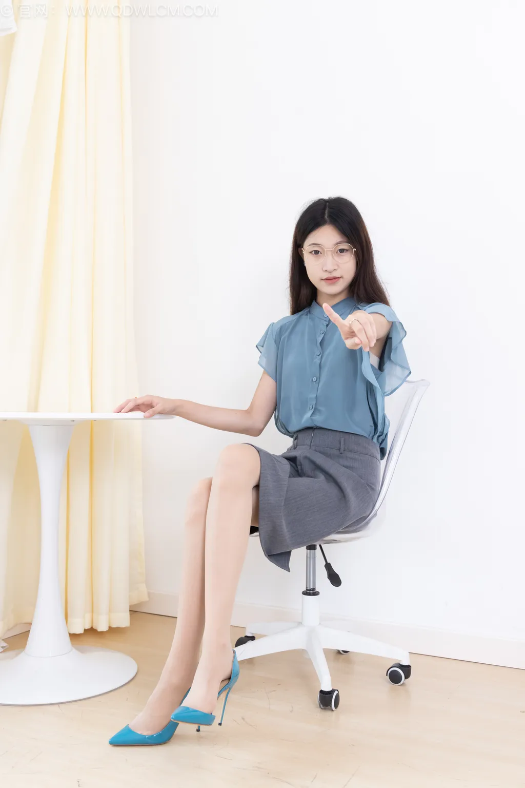 勿恋传媒 NO.2508 小夏-高跟鞋、薄肉丝、裸足[150P/1V/6.04GB]插图2