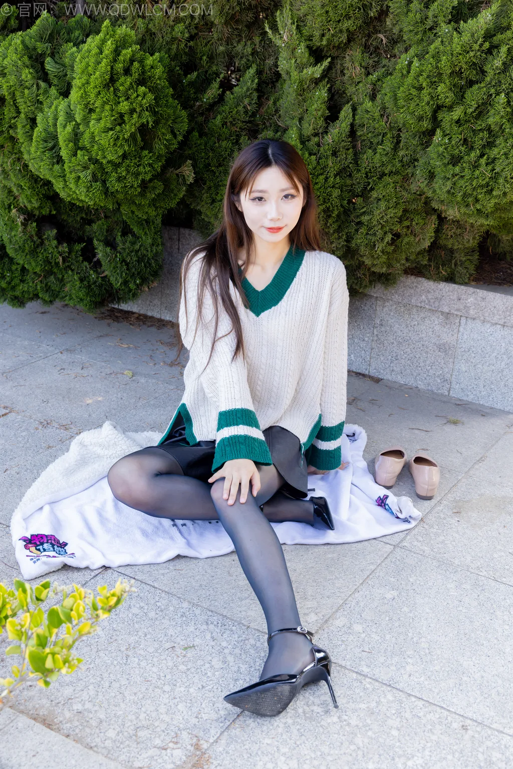 勿恋传媒 NO.2509 泡泡-高跟鞋、油亮薄黑丝、户外草地丝袜[180P/1V/5.71GB]插图2