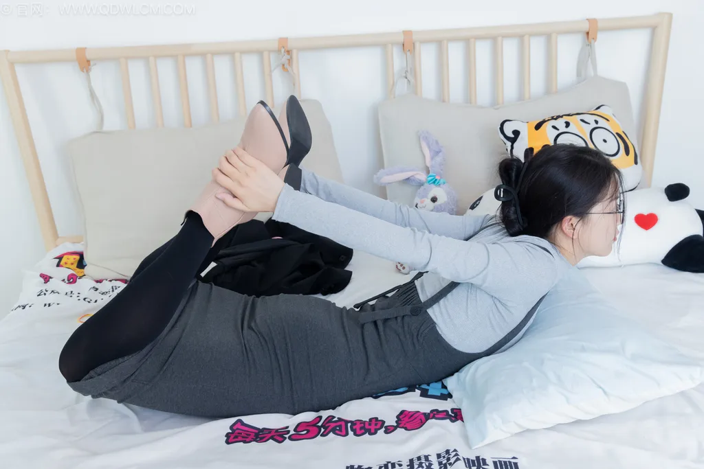 勿恋传媒 NO.2533 茯苓-短靴、厚黑丝、皮筋绑脚老头乐挠脚[159P/1V/4.04GB]插图2