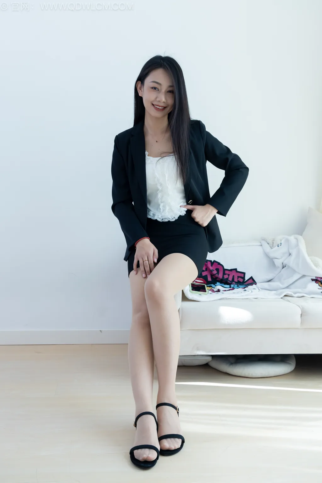 勿恋传媒 NO.2523 岚岚-低跟凉鞋、薄肉丝、ol至服[150P/1V/3.32GB]插图3
