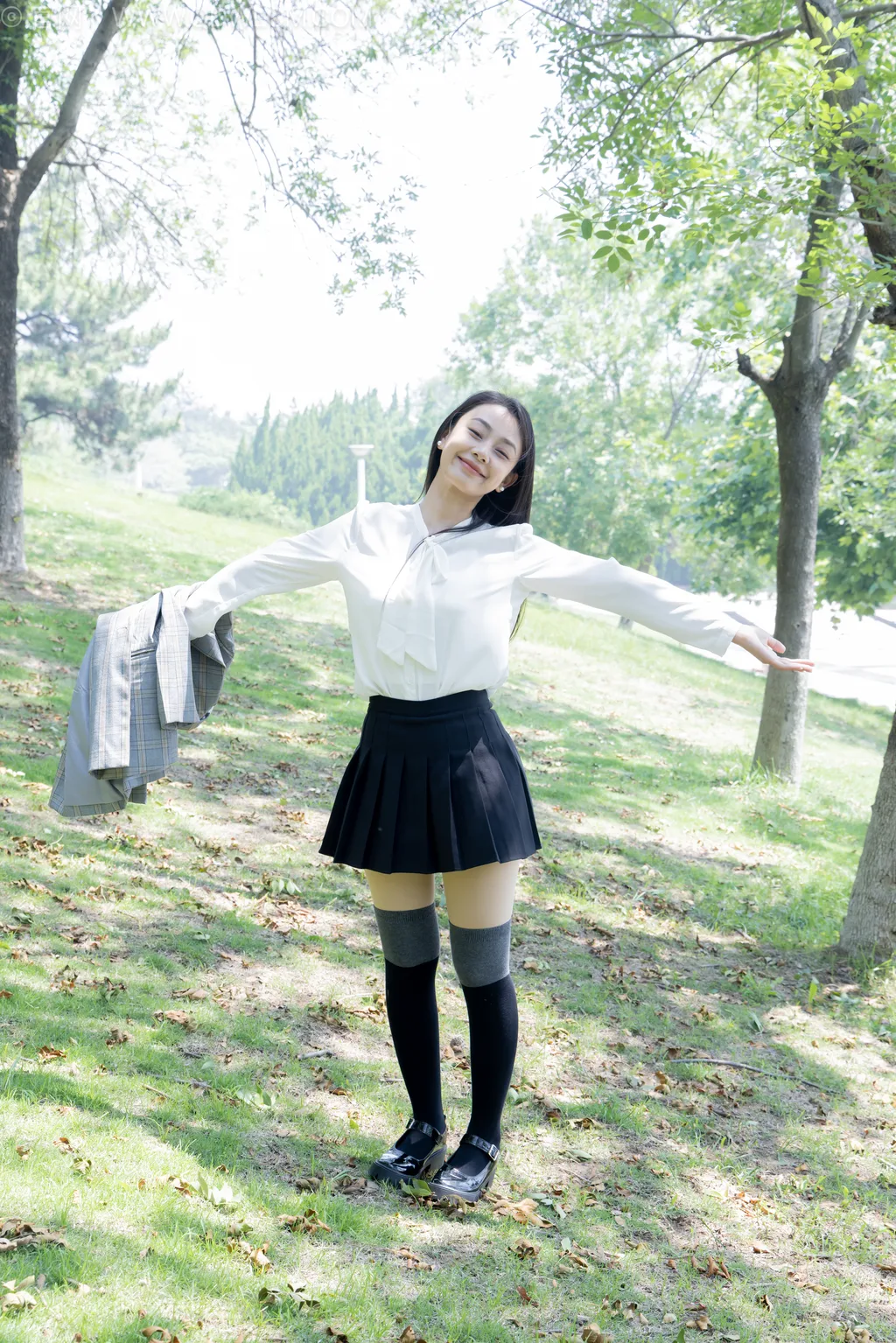 勿恋传媒 NO.2511 岚岚-至服、皮鞋、黑灰拼接过膝袜、厚肉丝[200P/1V/6.35GB]插图3