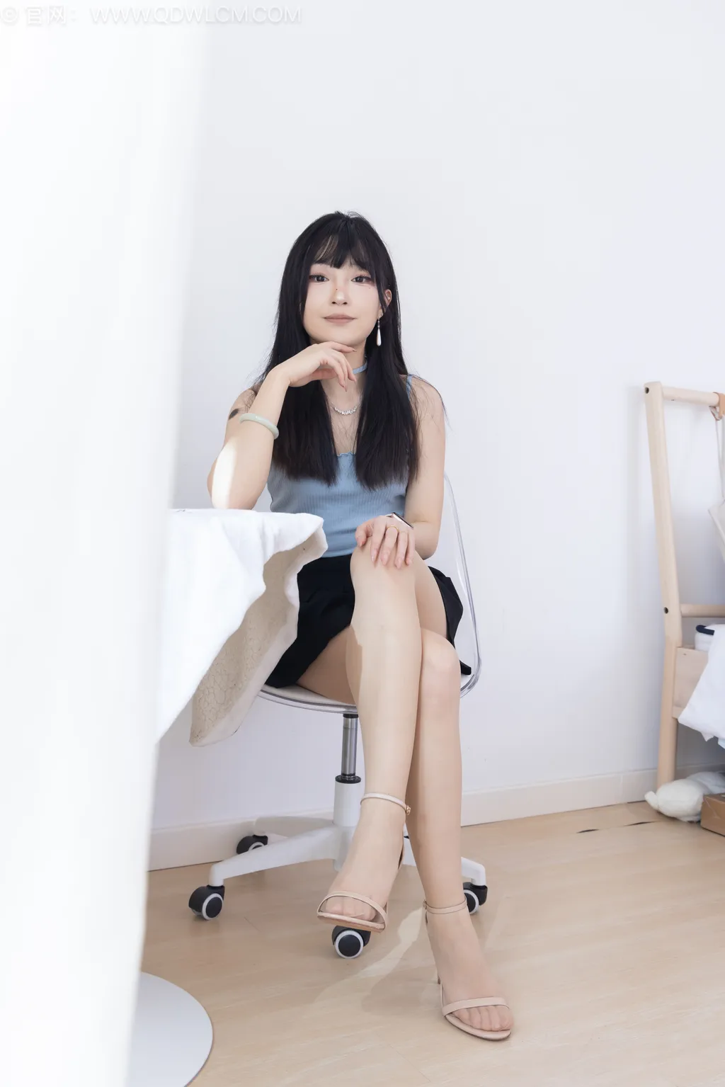 勿恋传媒 NO.2524 嘟嘟-高跟鞋、帆布鞋、薄肉丝、裸足[160P/1V/3.69GB]插图3