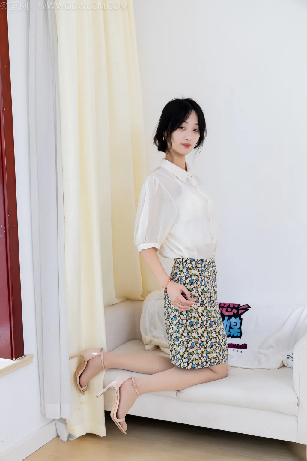 勿恋传媒 NO.2526 南南-三双高跟鞋、薄肉丝、裸足[155P/1V/5.00GB]插图3