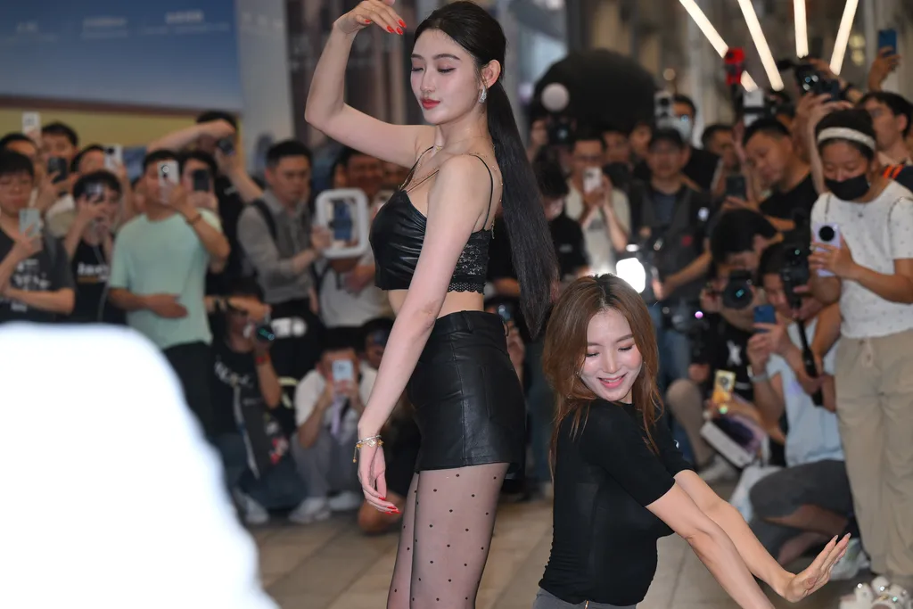 精选街拍作品 NO.6327 油亮丝袜大长腿[117P/333MB]插图