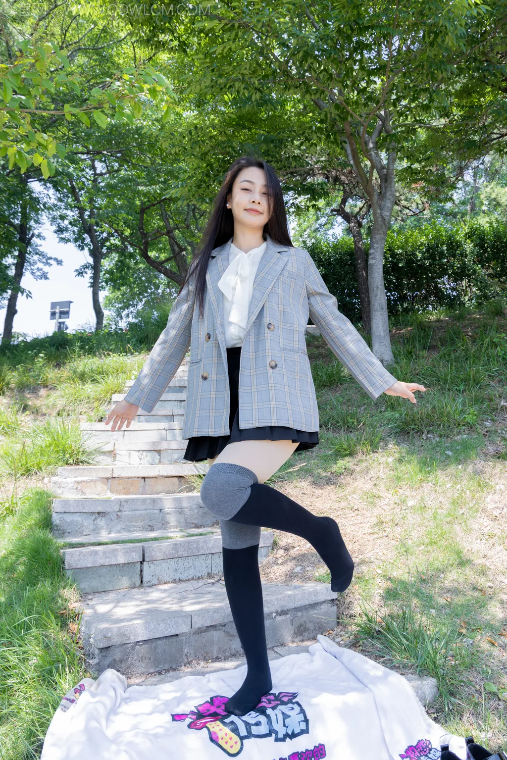 勿恋传媒 NO.2511 岚岚-至服、皮鞋、黑灰拼接过膝袜、厚肉丝[200P/1V/6.35GB]插图