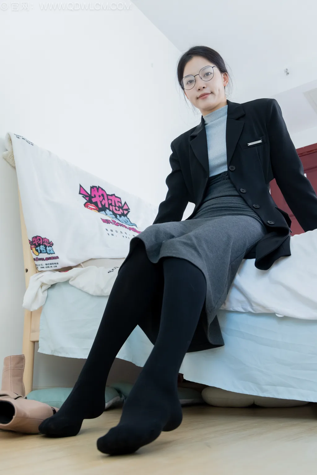 勿恋传媒 NO.2533 茯苓-短靴、厚黑丝、皮筋绑脚老头乐挠脚[159P/1V/4.04GB]插图