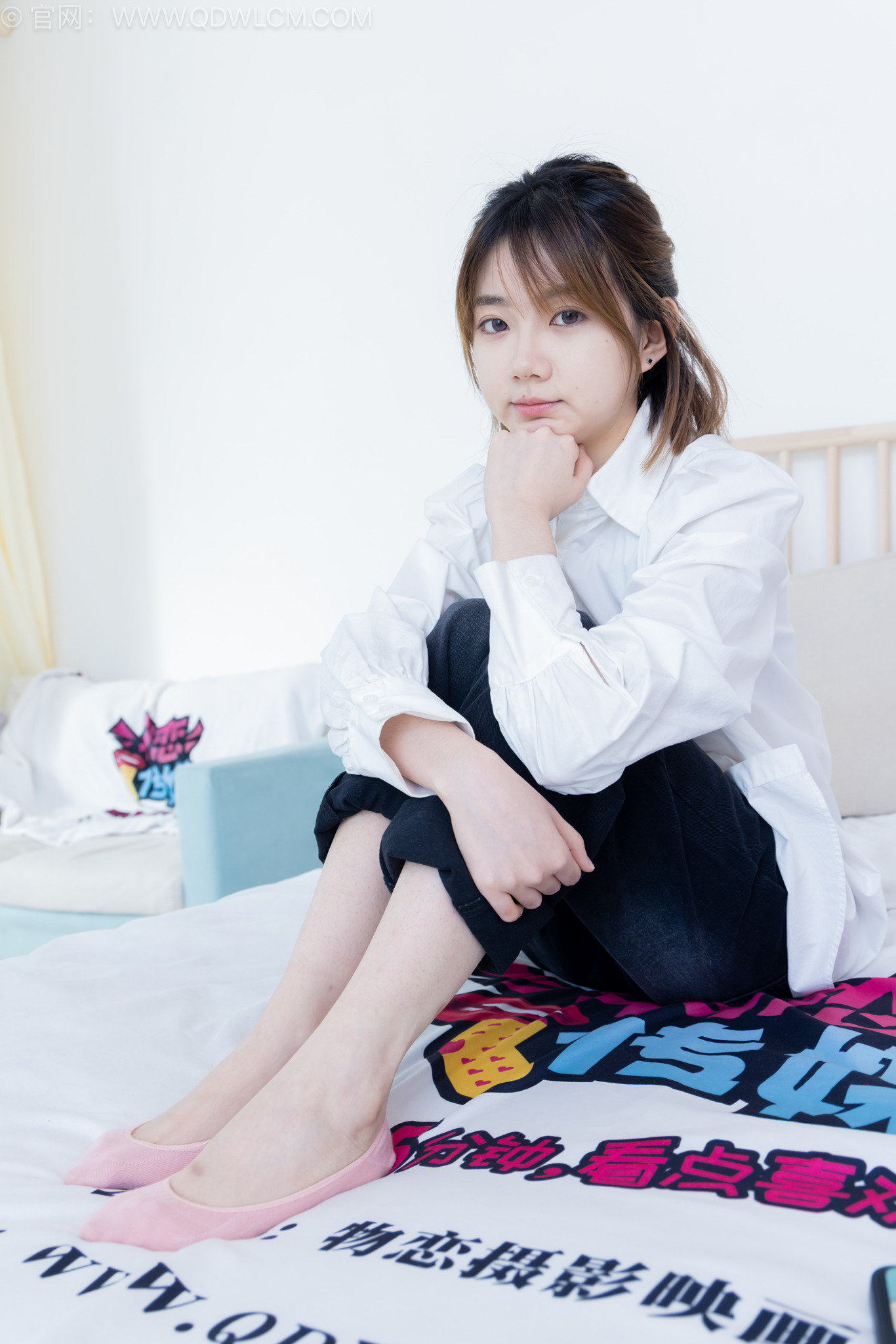 勿恋传媒2554期欢欢-帆布鞋、粉色船袜、肚子疼揉肚子剧情[160P/1V/5G]插图5