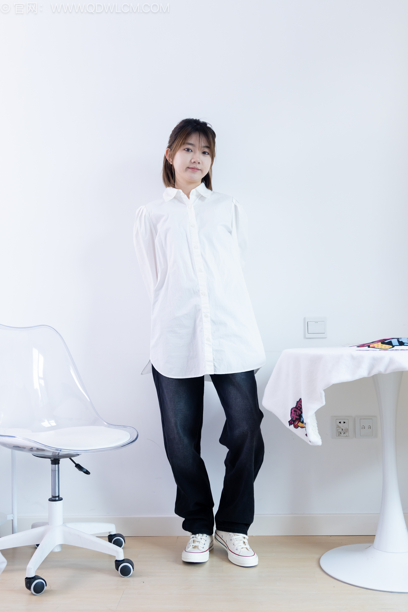 勿恋传媒2554期欢欢-帆布鞋、粉色船袜、肚子疼揉肚子剧情[160P/1V/5G]插图4