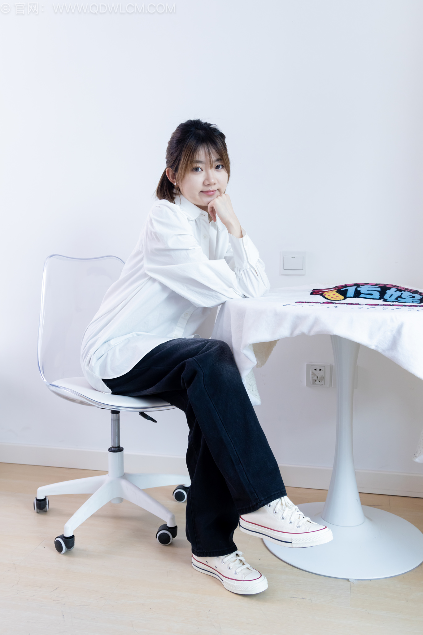 勿恋传媒2554期欢欢-帆布鞋、粉色船袜、肚子疼揉肚子剧情[160P/1V/5G]插图3