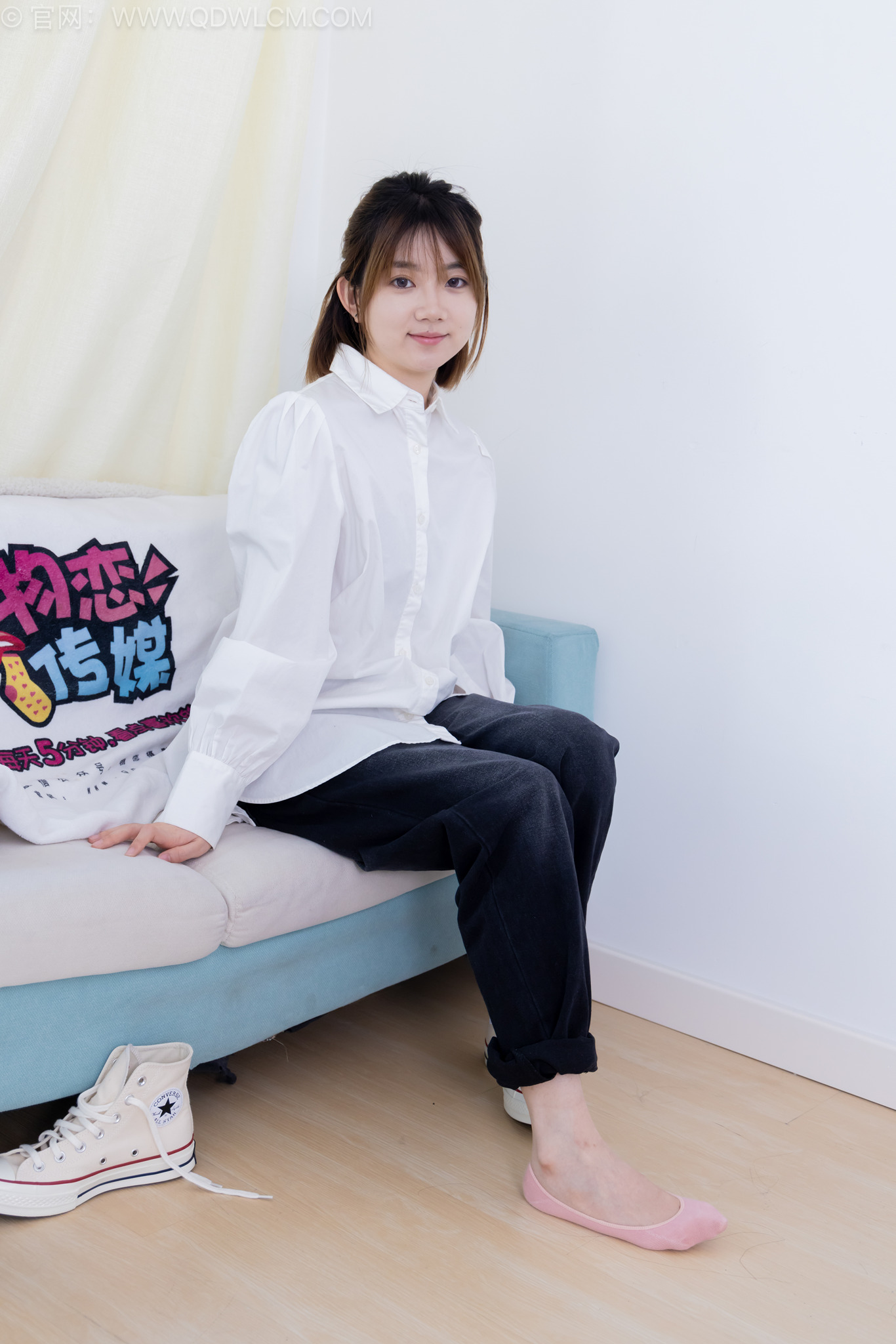 勿恋传媒2554期欢欢-帆布鞋、粉色船袜、肚子疼揉肚子剧情[160P/1V/5G]插图6