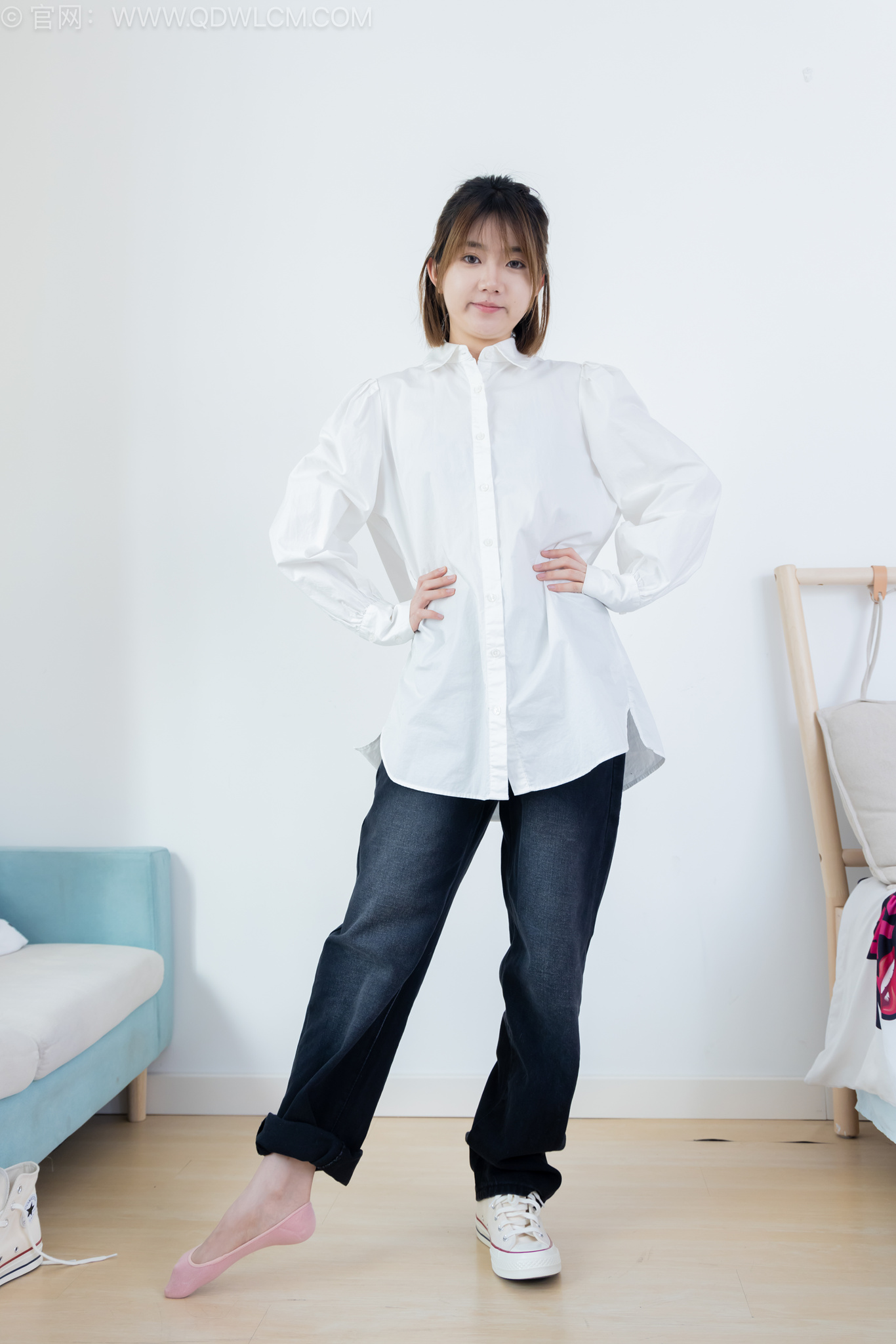 勿恋传媒2554期欢欢-帆布鞋、粉色船袜、肚子疼揉肚子剧情[160P/1V/5G]插图2