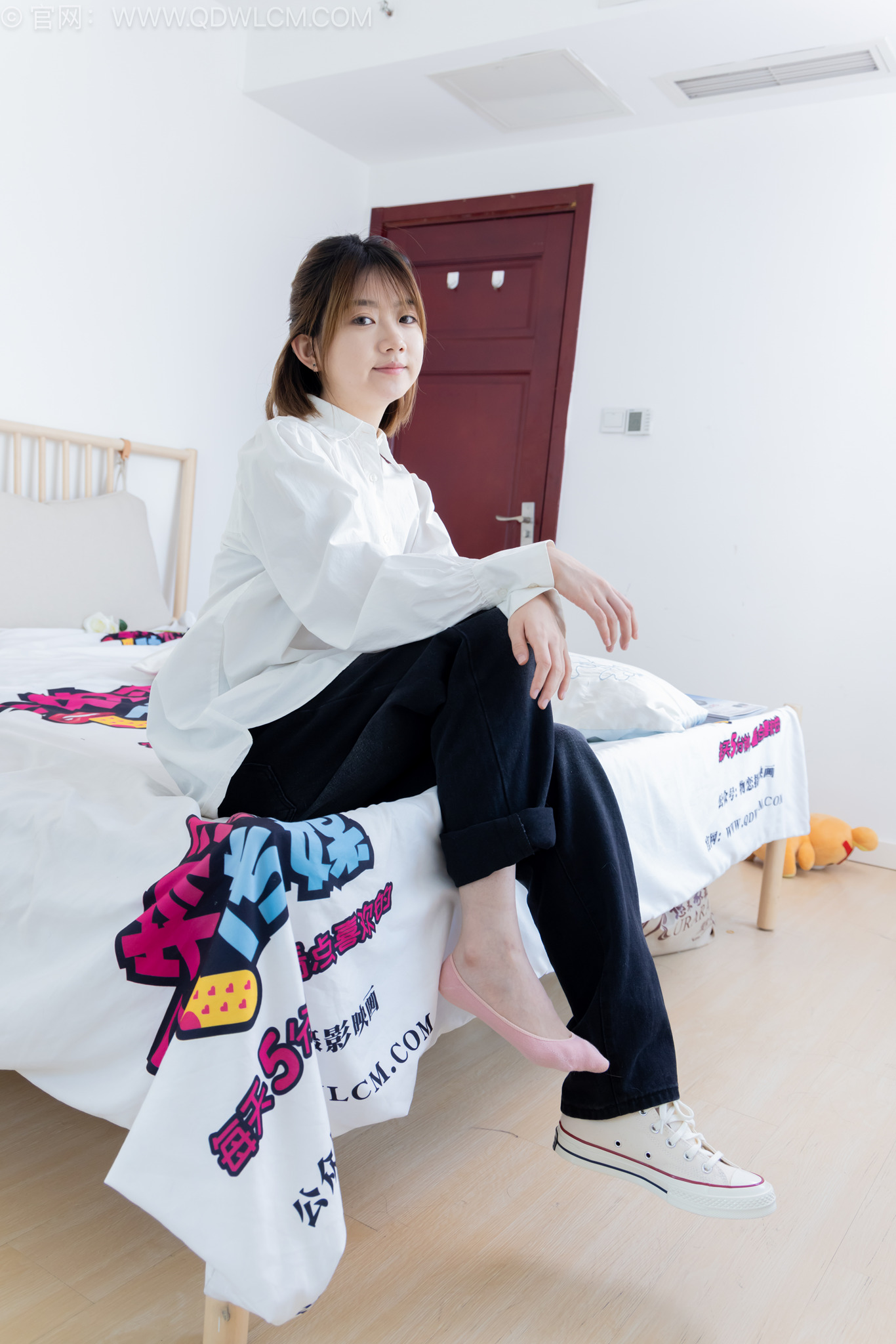 勿恋传媒2554期欢欢-帆布鞋、粉色船袜、肚子疼揉肚子剧情[160P/1V/5G]插图