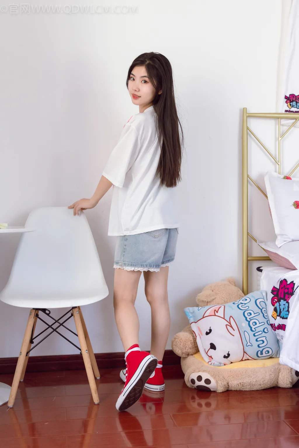 勿恋传媒 积分兑换 027期 米米牛仔短裤白色棉船袜脚 [151P/1V/4.29G]插图1