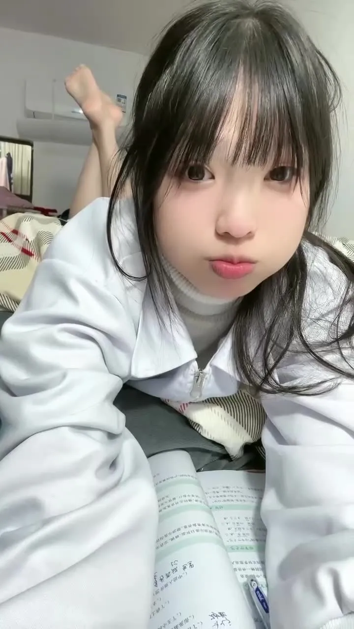 脚模面试脸足同框套路系列-178 呆萌红指甲美眉 [28V/327M]插图