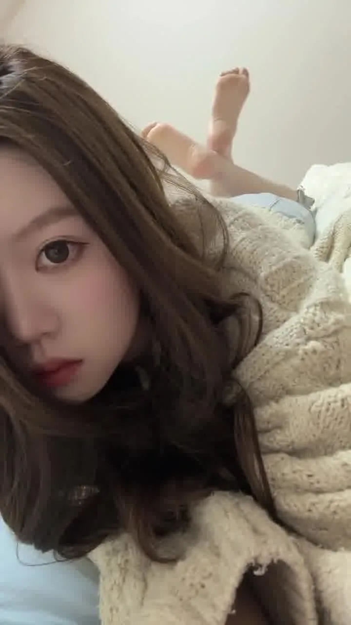 脚模面试脸足同框套路系列-184 金色指甲黑眼眶解解 [21V/194M]插图1