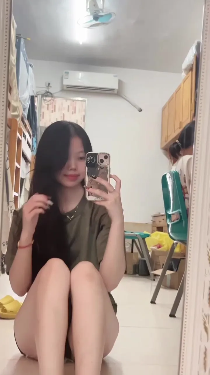 脚模面试脸足同框套路系列-176 大学宿舍 [17V/100M]插图1