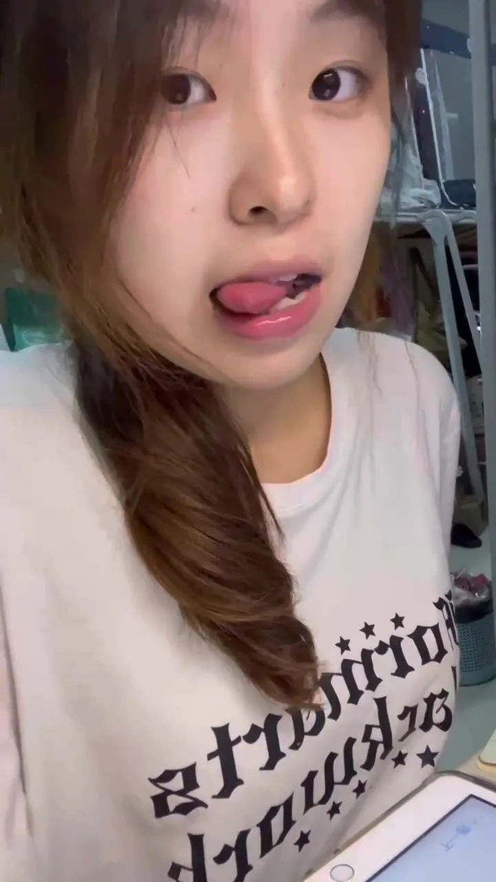 脚模面试脸足同框套路系列-190 女大表情丰富展示脚底[45V/463M]插图