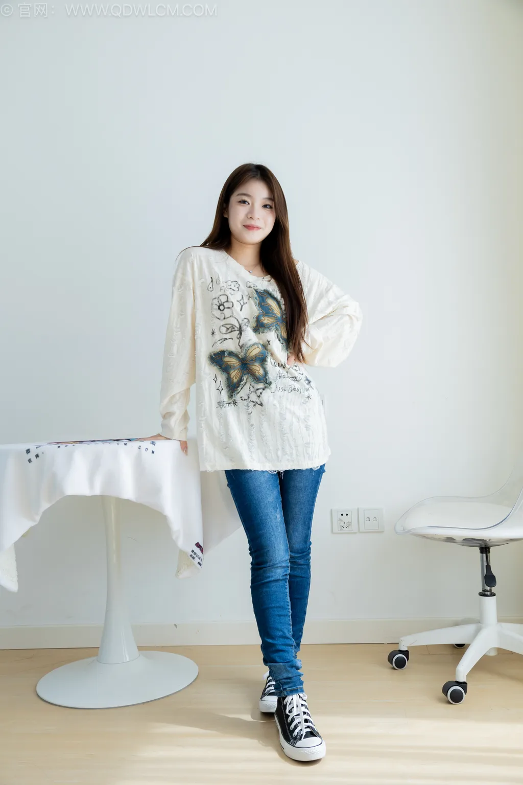 勿恋传媒 NO.2544 闪闪-帆布鞋、纯白棉袜、蓝色丝、裤里丝[160P/1V/4.37GB]插图1