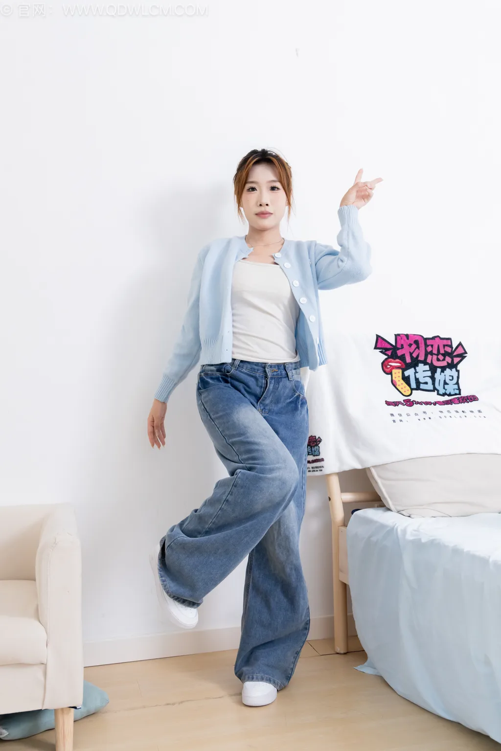 勿恋传媒 NO.2545 小艺-板鞋、纯白棉袜、裸足[150P/1V/3.85GB]插图1