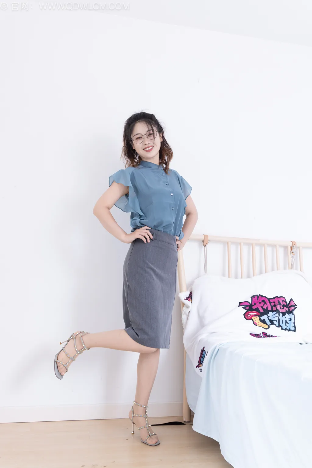 勿恋传媒 NO.2540 小紫-三双高跟鞋、薄肉丝、裸足[155P/1V/6.10GB]插图1