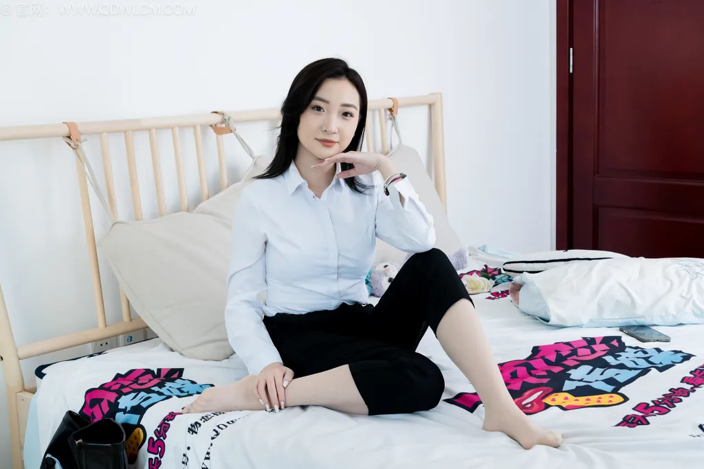 勿恋传媒 NO.2541 恬恬-高跟长靴、薄肉丝、ol至服裤里丝[250P/1V/7.09GB]插图1