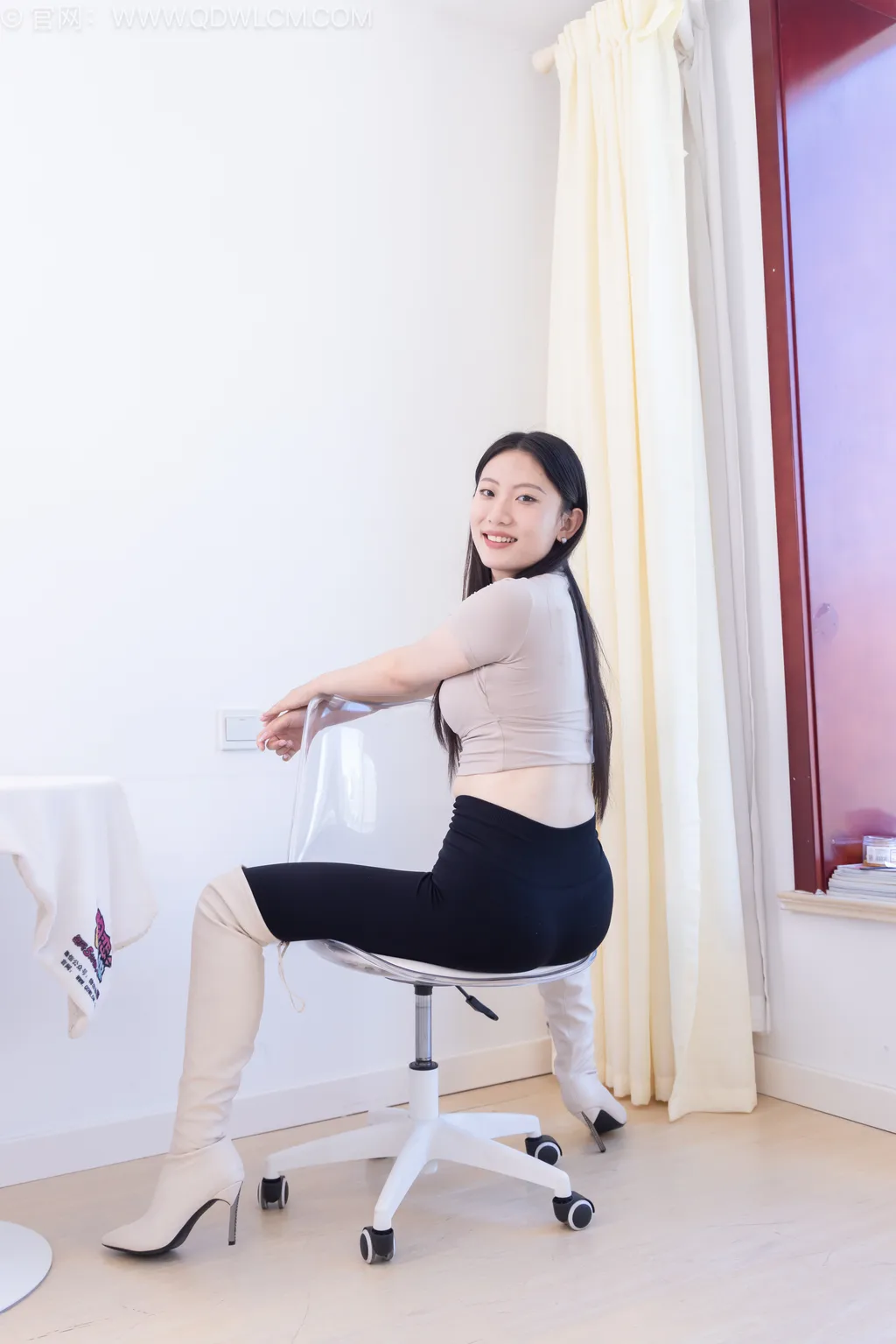 勿恋传媒 NO.2536 奶糖-高跟长靴、白棉袜、裸足[180P/1V/3.81GB]插图1