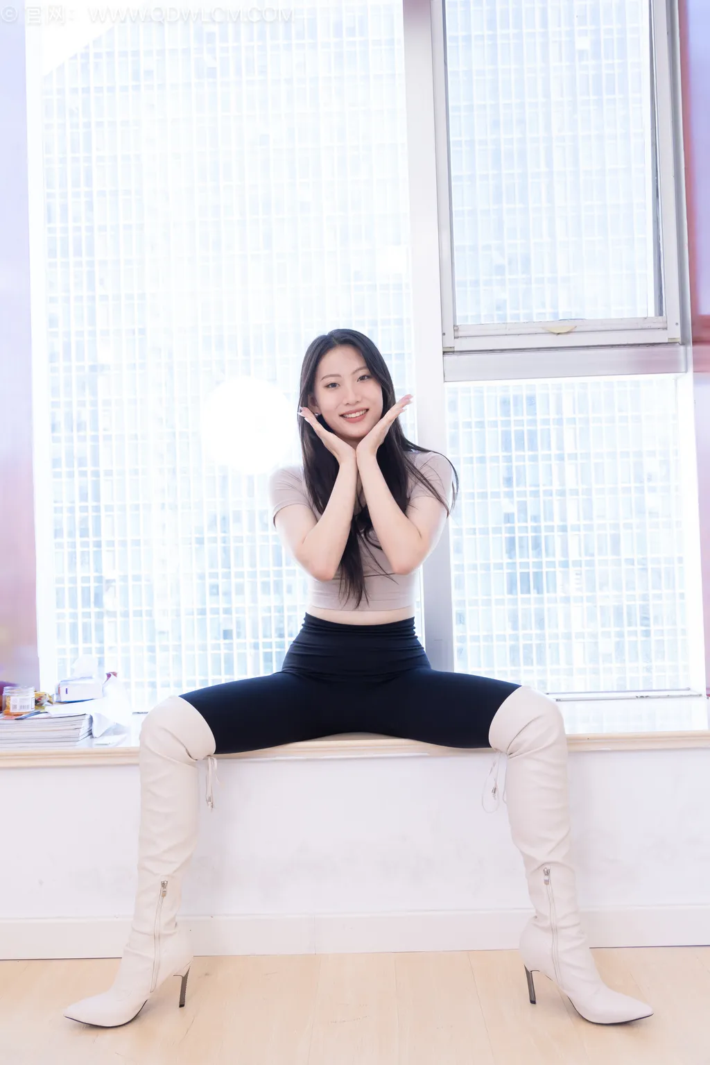 勿恋传媒 NO.2536 奶糖-高跟长靴、白棉袜、裸足[180P/1V/3.81GB]插图2