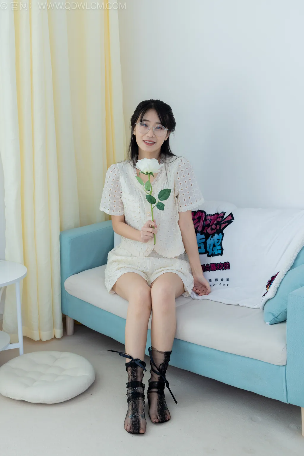 勿恋传媒 NO.2543 菜菜-高跟鞋、蕾SI短黑丝、裸足、银色脚链[150P/1V/3.68GB]插图2