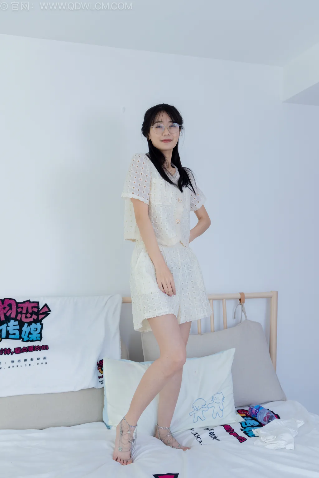 勿恋传媒 NO.2543 菜菜-高跟鞋、蕾SI短黑丝、裸足、银色脚链[150P/1V/3.68GB]插图