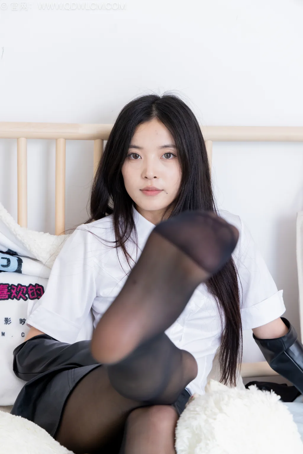 勿恋传媒 NO.2542 茯苓-高跟长靴、薄黑丝、裸足、皮衣皮手套[165P/1V/3.88GB]插图