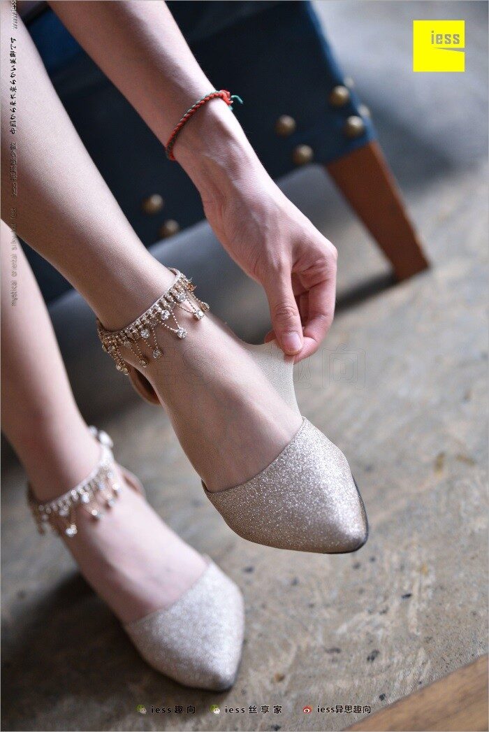 [IESS异思趣向] 2018.04.14 丝族便当217：《长丝和10片天然粉红的花瓣》春春 [98P/201MB]