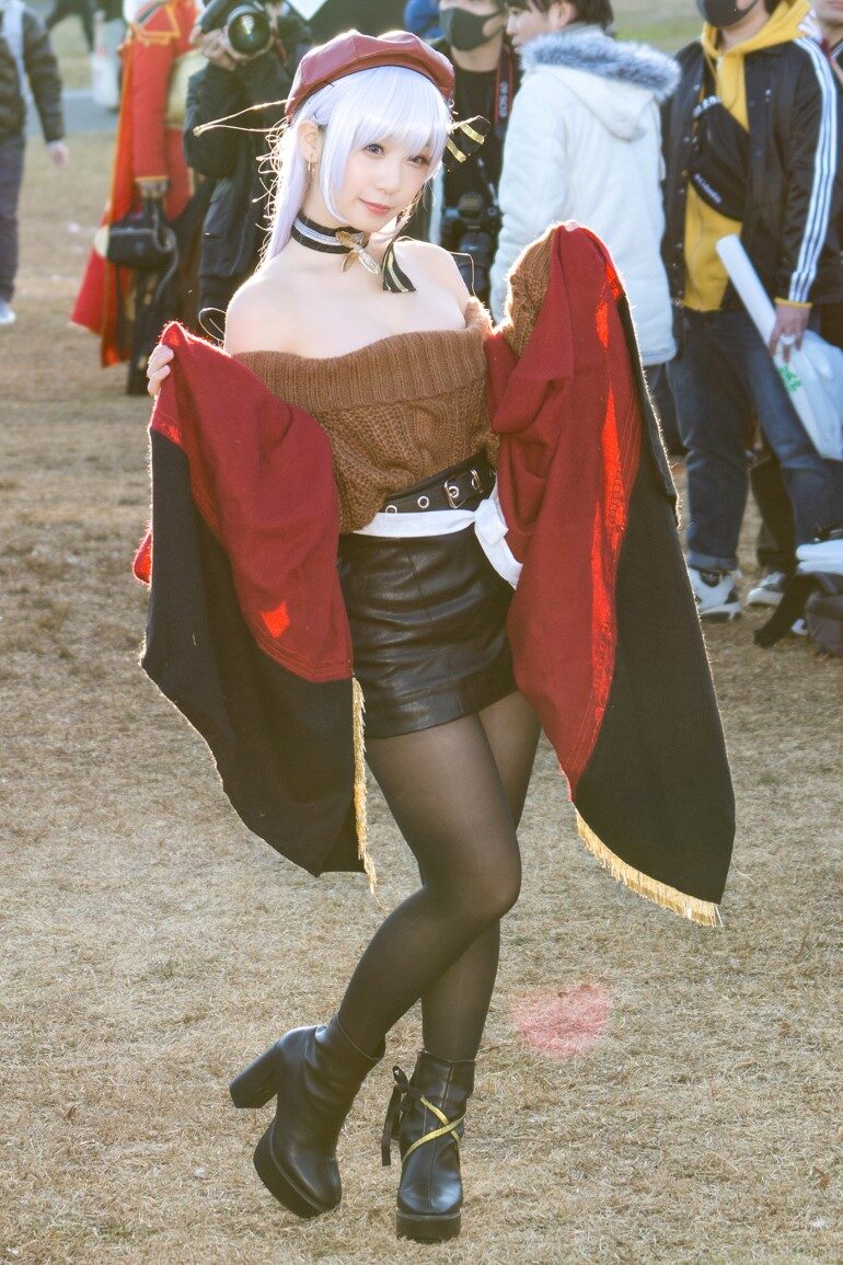 令和的首届冬季Comiket，C97圣战cosplay伊织萌《碧蓝航线》贝尔法斯特号香肩重器毛衣装