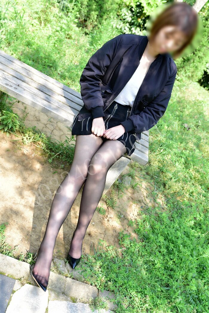 大生模拍 No.032 潼潼 穿着黑丝逛公园 [51P/212MB]
