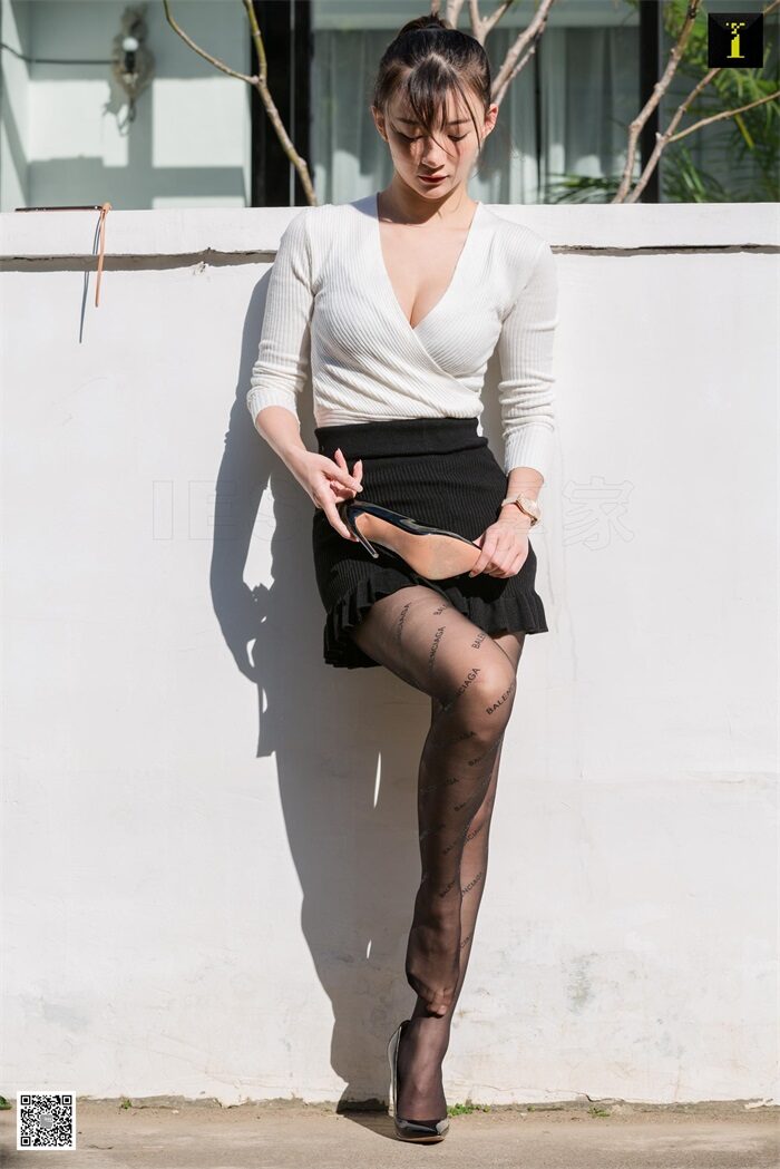 [IESS异思趣向] 2020.01.15 丝享家 658 秋秋《秋秋试穿网荭袜》[93P/34MB]