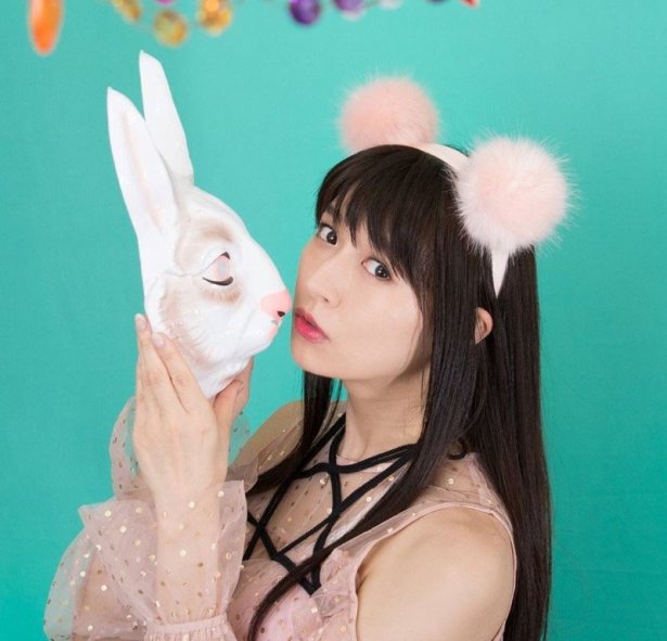 最神秘写真女星！开大巴士的「超猛美RU女司机」，网友见了都想报名上车！